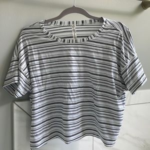 Lululemon stretchy crop top